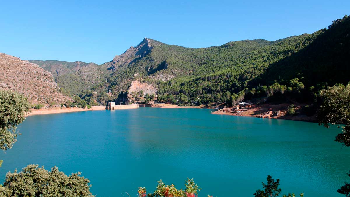 Embalse del Tranco rodeado de montañas con alto nivel de agua tras las lluvias