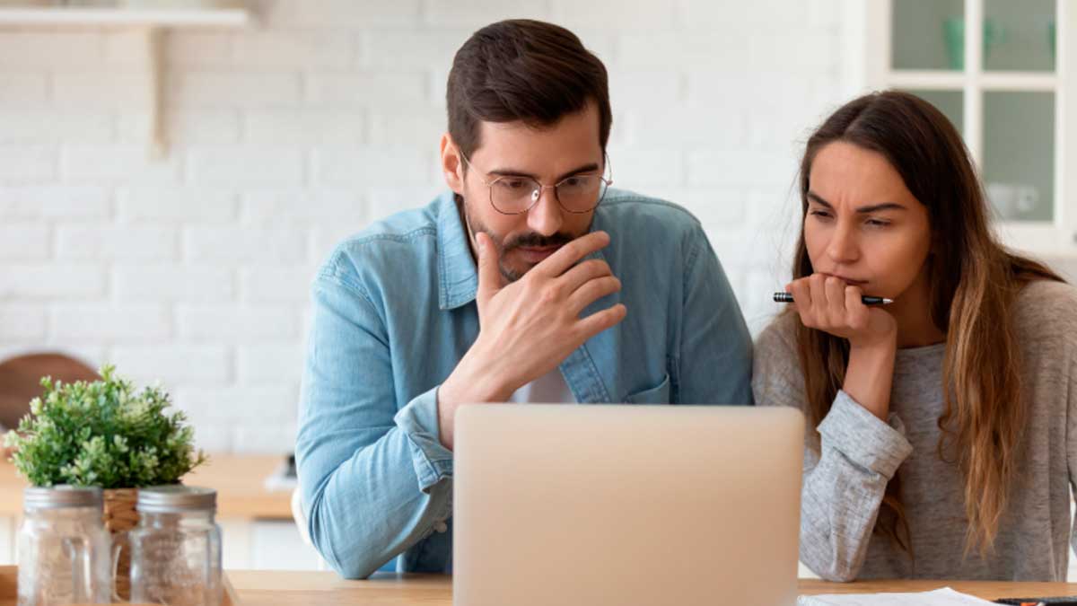 Pareja revisando preocupada la declaracion de la renta posible perdida ingreso minimo vital
