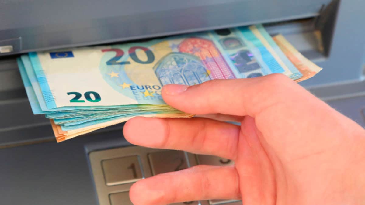 Retirada de dinero en cajero automático tras el ingreso del paro o el IMV en marzo de 2026