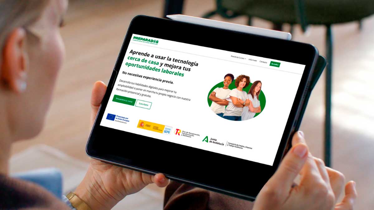Mujer utilizando una tablet con la web del programa Preparadas de formación digital gratuita para mejorar el empleo femenino en Andalucía