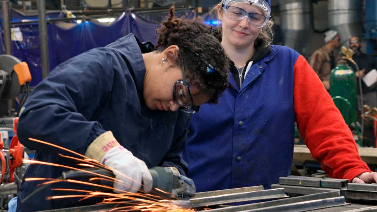 Alumnas de Formación Profesional trabajando en taller industrial en Andalucía durante prácticas de FP