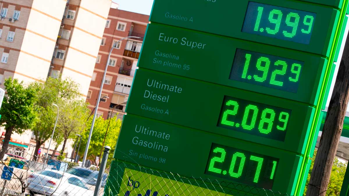 Panel de precios de una gasolinera en España con el gasoil superando a la gasolina tras la fuerte subida del combustible
