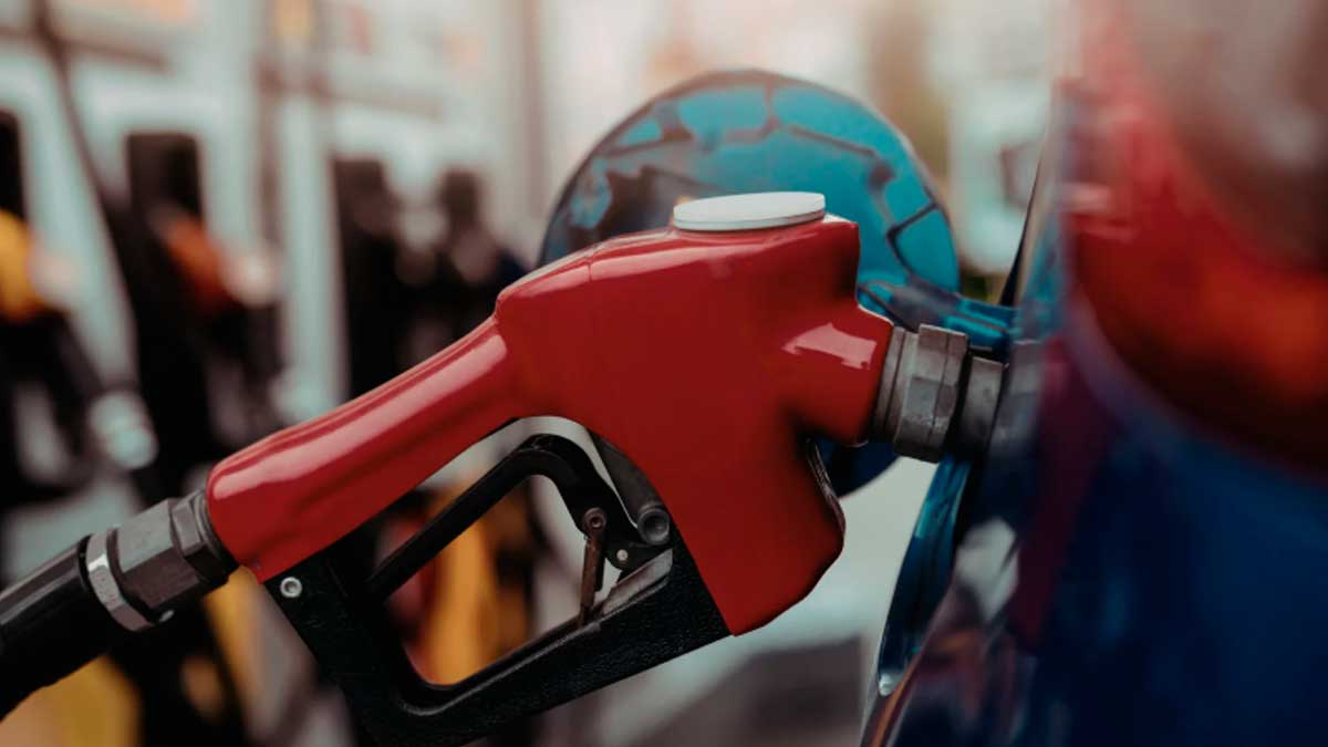 Surtidor de gasolina repostando combustible en una gasolinera en España