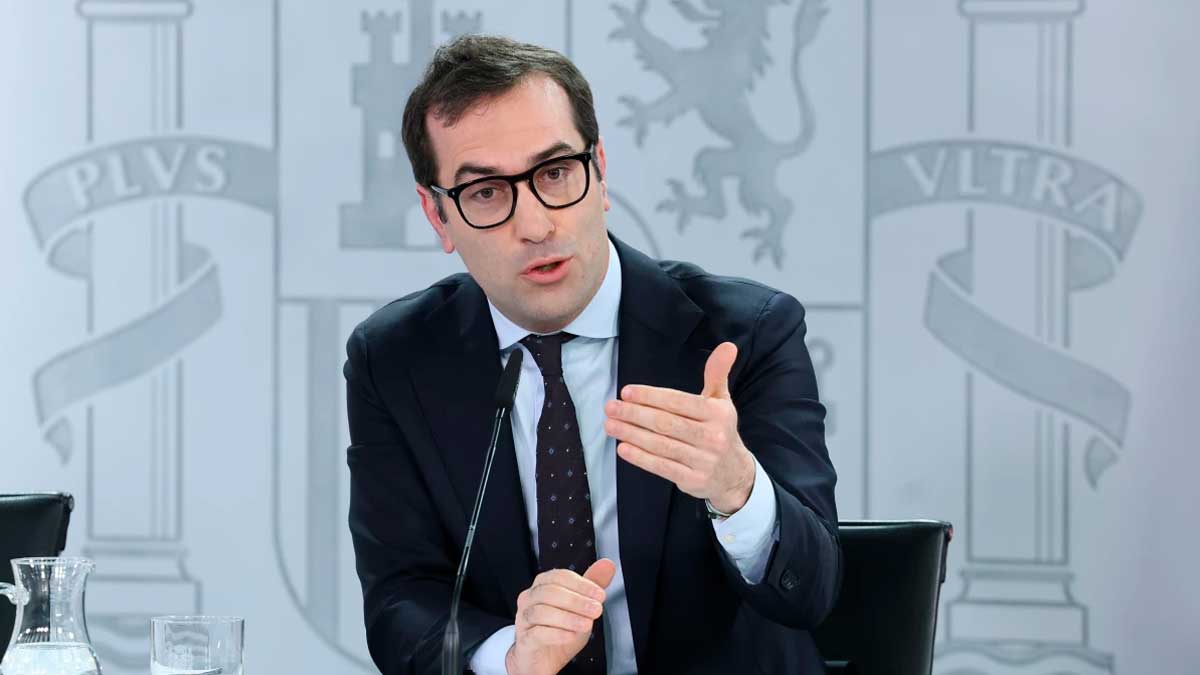 Ministro de Economía explica los plazos de la factura electrónica obligatoria en España