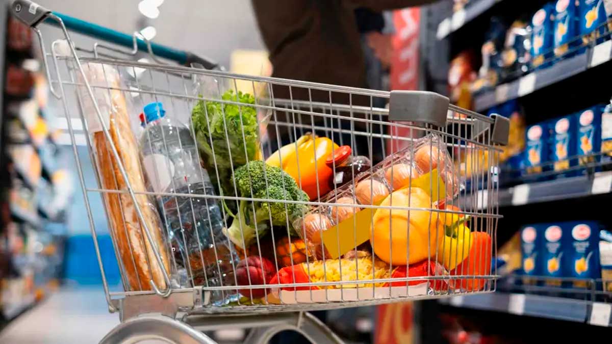 Carrito de compra con alimentos en un supermercado ante el posible encarecimiento de la cesta por la guerra en Irán