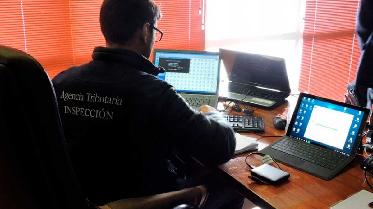 Inspector de la Agencia Tributaria analizando datos en ordenador dentro del nuevo plan de control fiscal y embargos a autónomos en 2026