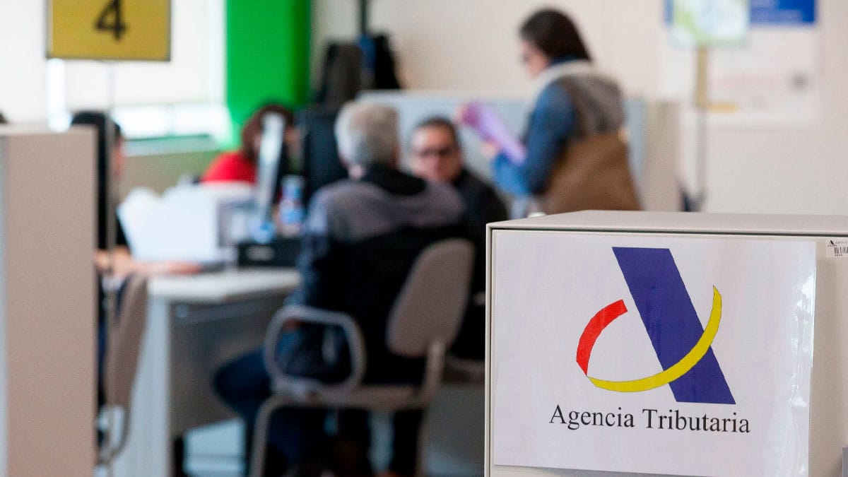 Agencia Tributaria atendiendo a contribuyentes en una oficina durante la campaña de la declaración de la Renta