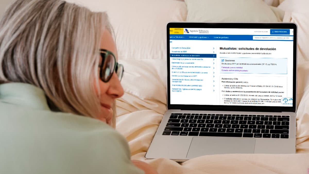 Mujer mayor consultando en su portátil la devolución del IRPF para mutualistas en la web de la Agencia Tributaria