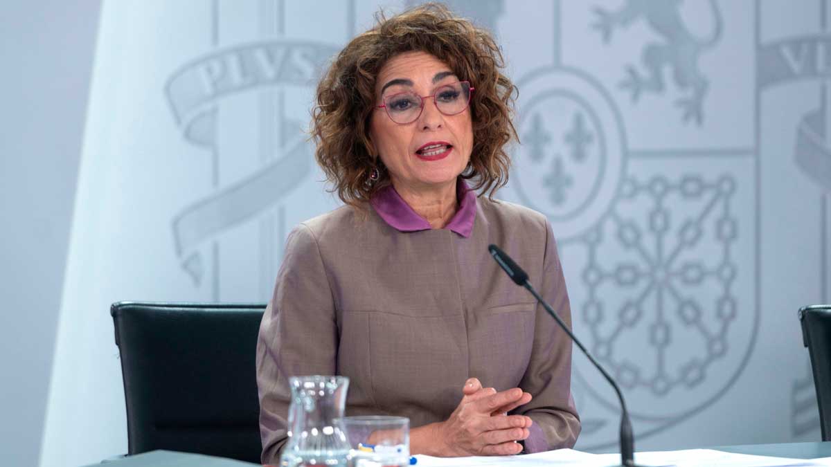 Ministra de Hacienda explicando la devolución del IRPF a mutualistas en rueda de prensa oficial