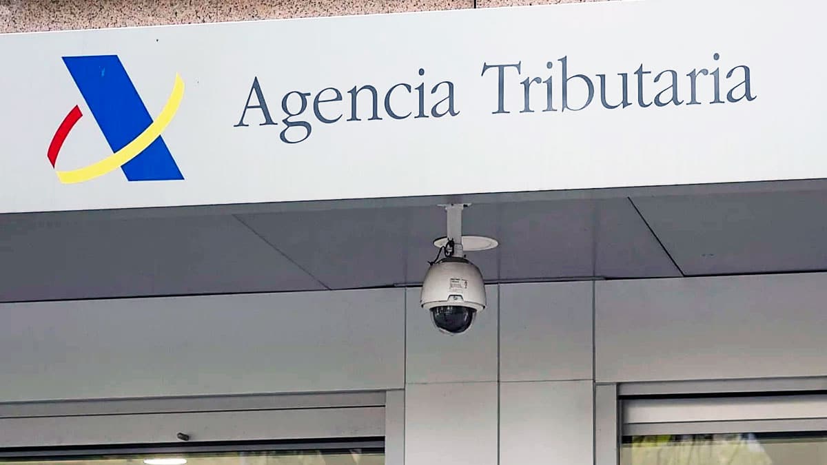 Cartel de la Agencia Tributaria en una oficina de Hacienda relacionado con los contribuyentes exentos de presentar la Renta 2026
