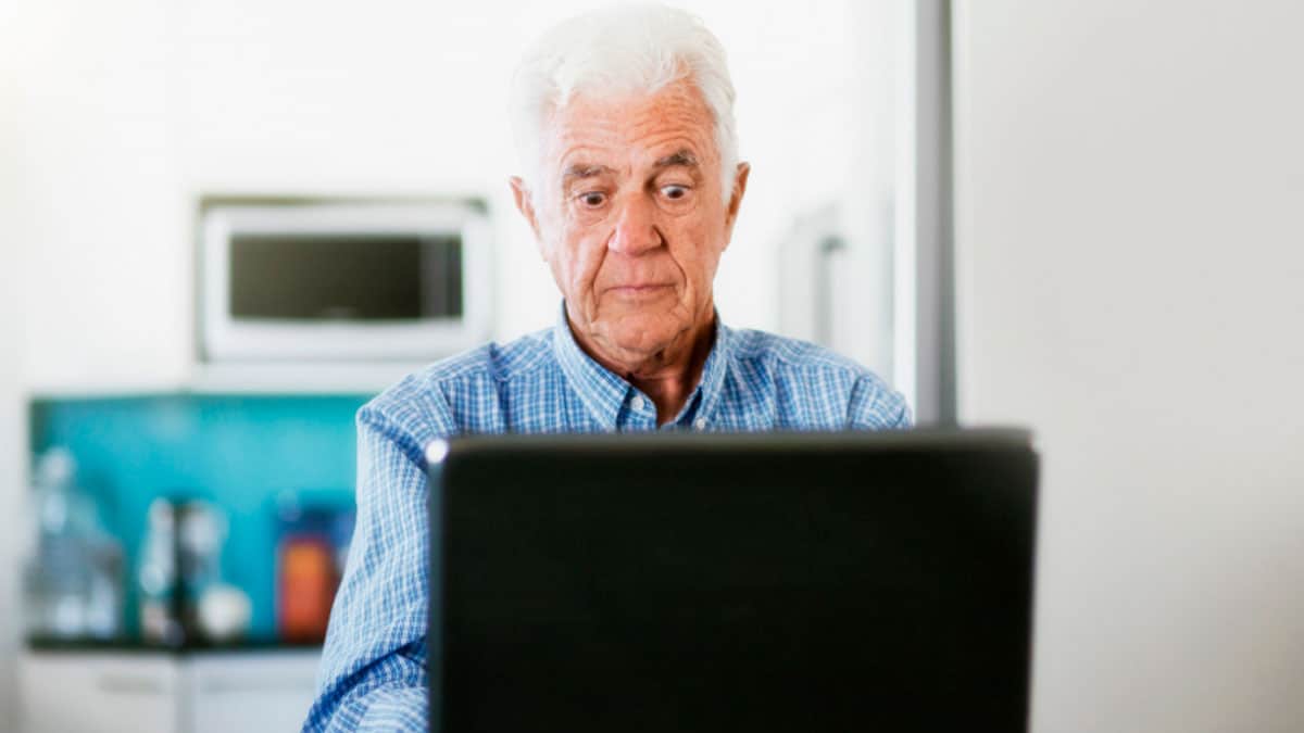 Mayor de 65 años revisando información fiscal sobre donación de vivienda habitual exenta de IRPF