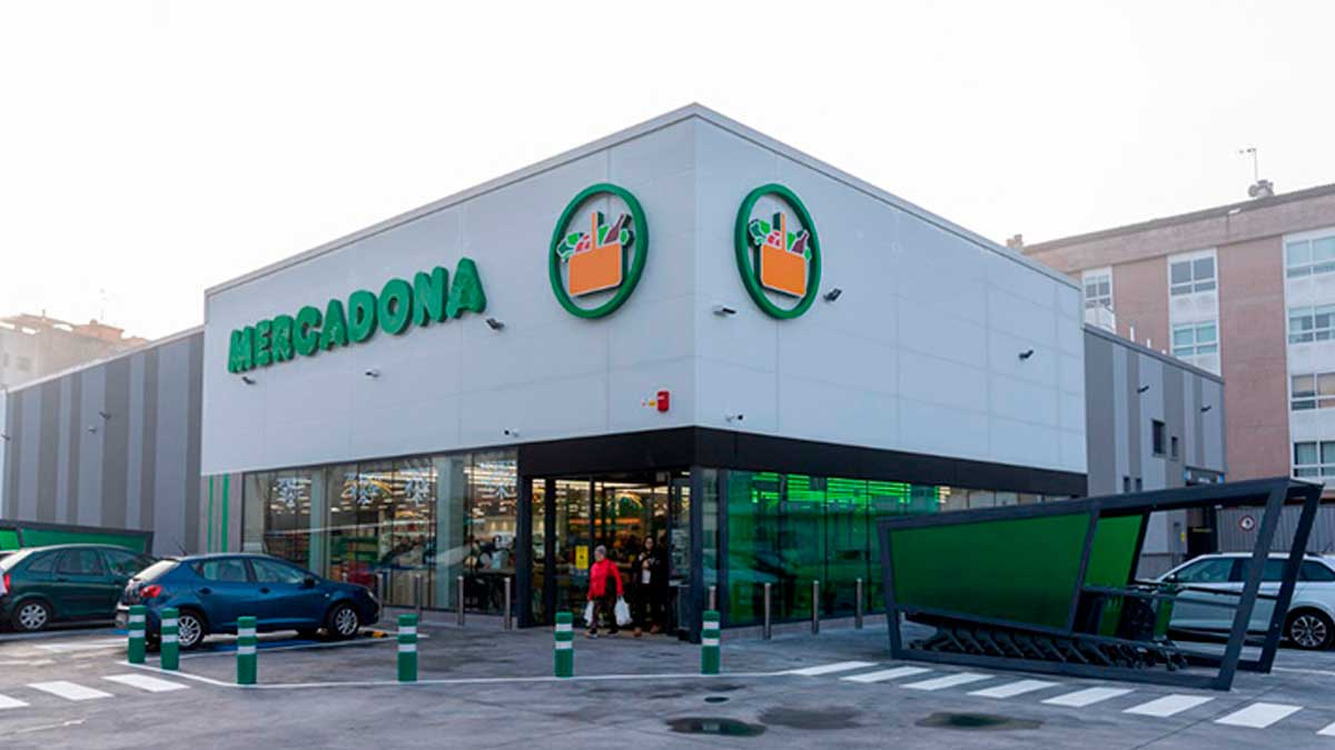 Supermercado Mercadona en Andalucía con clientes entrando durante Semana Santa 2026