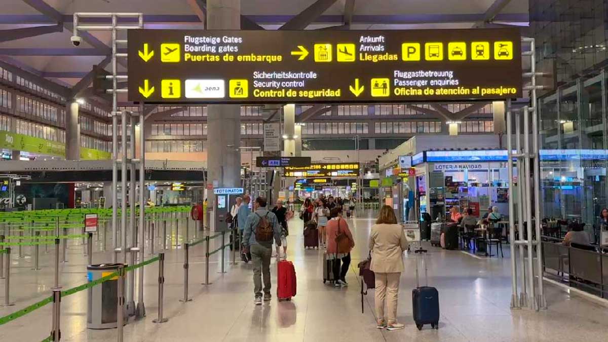 Pasajeros en aeropuerto español durante huelga en servicios de tierra en Semana Santa