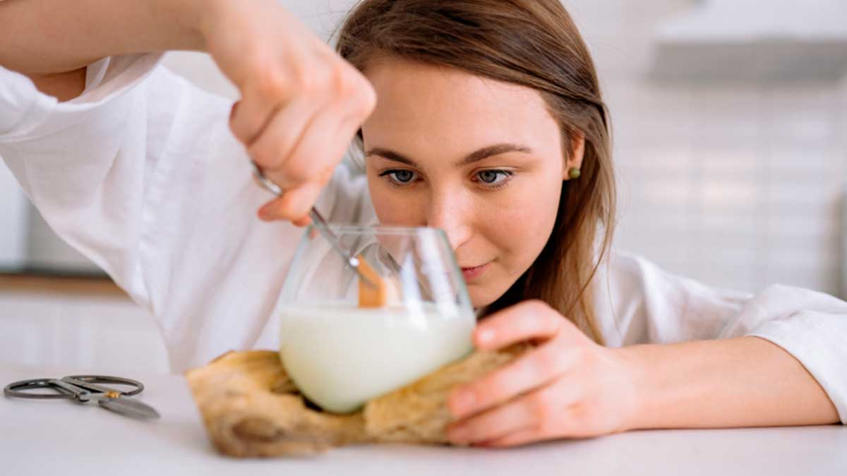Estudiante analizando leche andaluza en cata para alta cocina