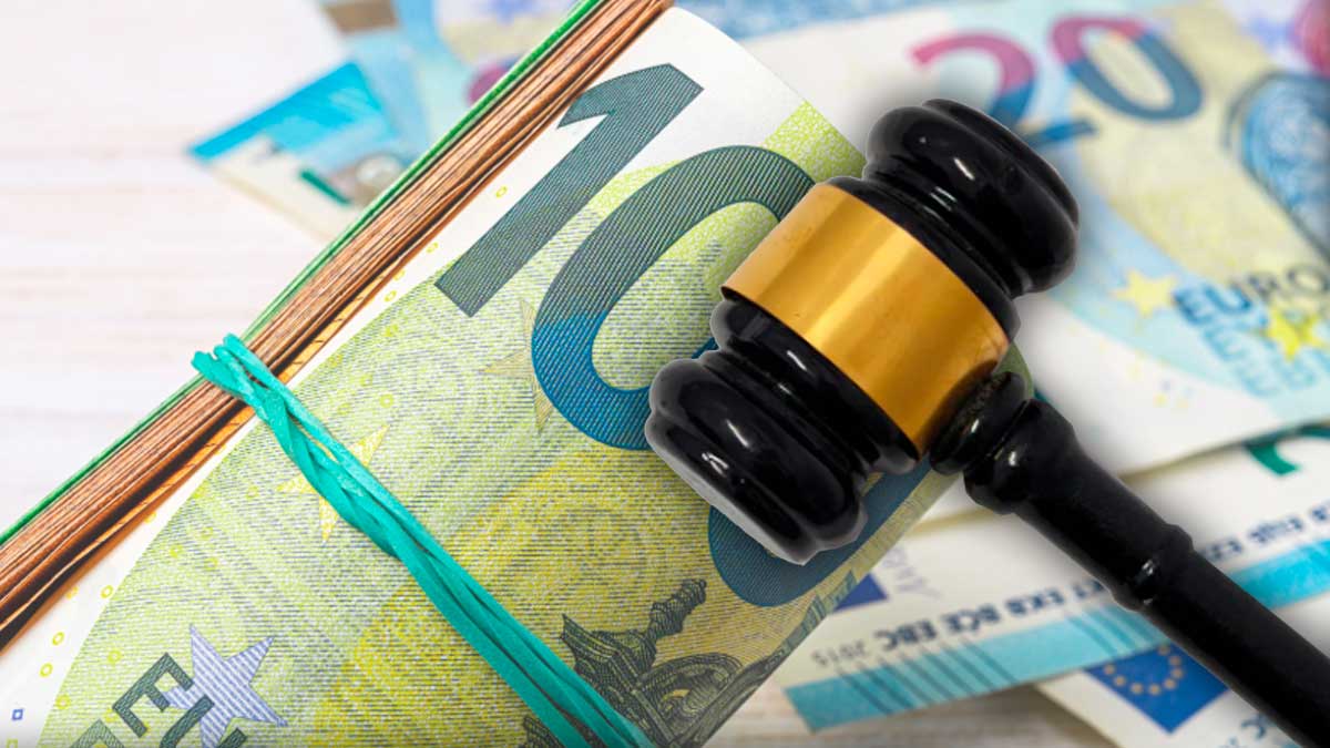 Mazo judicial sobre billetes de euro representando indemnización por despido improcedente