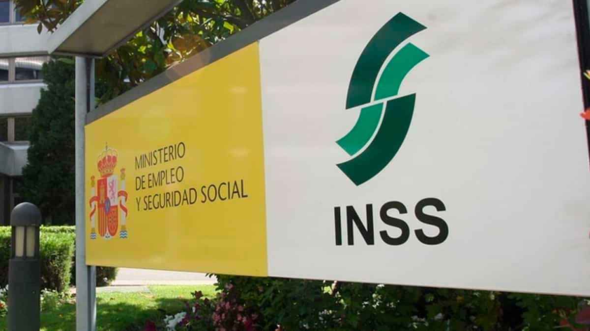 Cartel del INSS en una oficina de la Seguridad Social relacionado con la jubilación anticipada y cambios en los coeficientes reductores