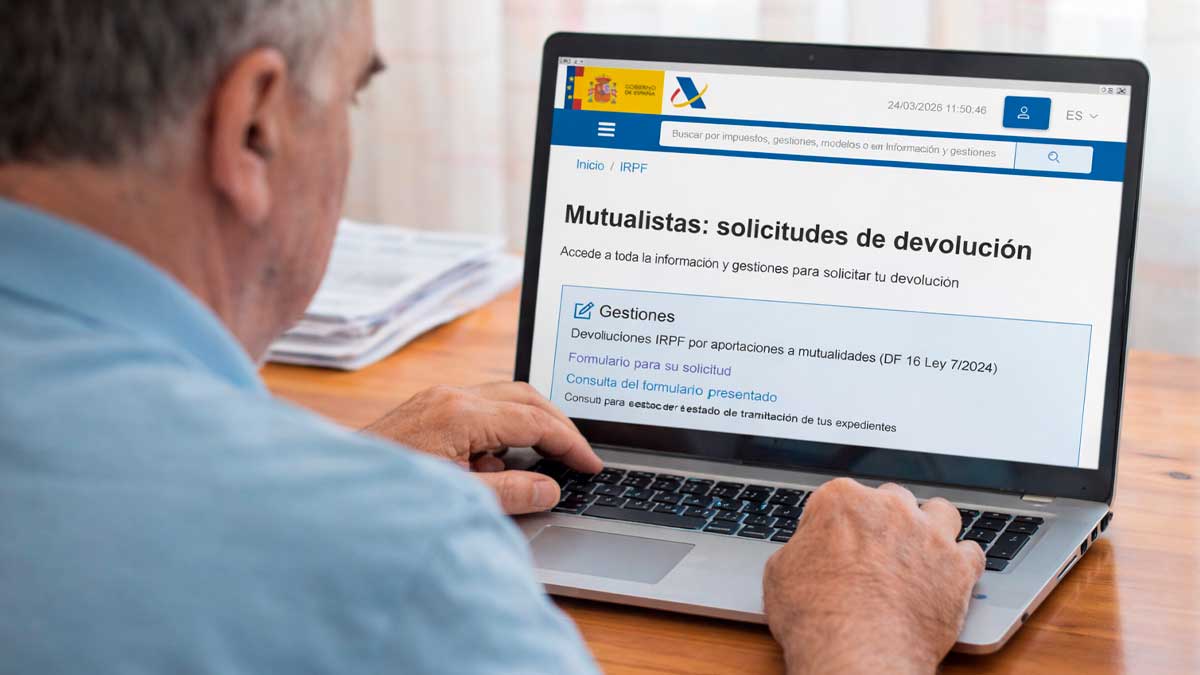 Jubilado accediendo a la sede electrónica de Hacienda para solicitar devolución del IRPF