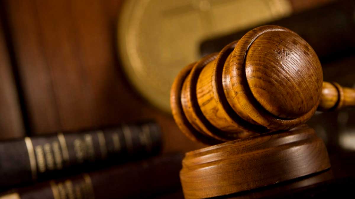 Mazo de juez en sala judicial tras sentencia que anula despido de trabajadora sustituida por un hombre