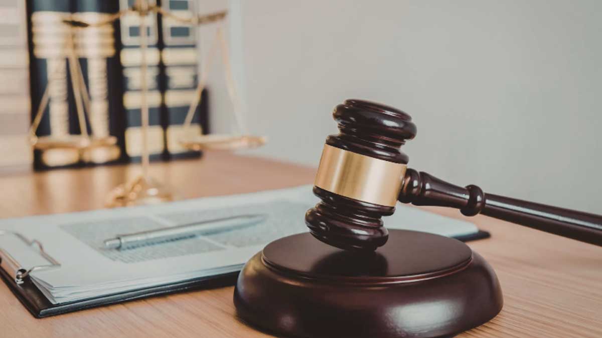 Martillo de juez en tribunal relacionado con sentencia por despido improcedente durante una baja médica