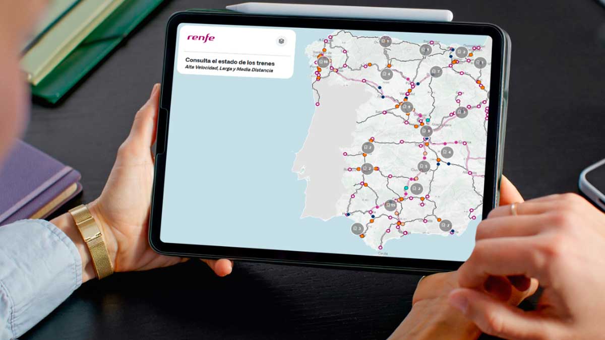 Mapa interactivo de Renfe en una tablet mostrando la ubicación de trenes de alta velocidad y larga distancia en tiempo real