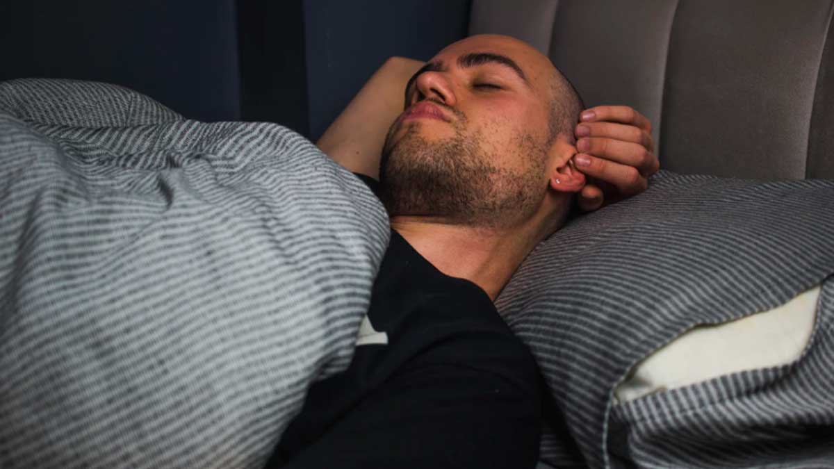 Hombre durmiendo que no sigue las recomendaciones de los expertos