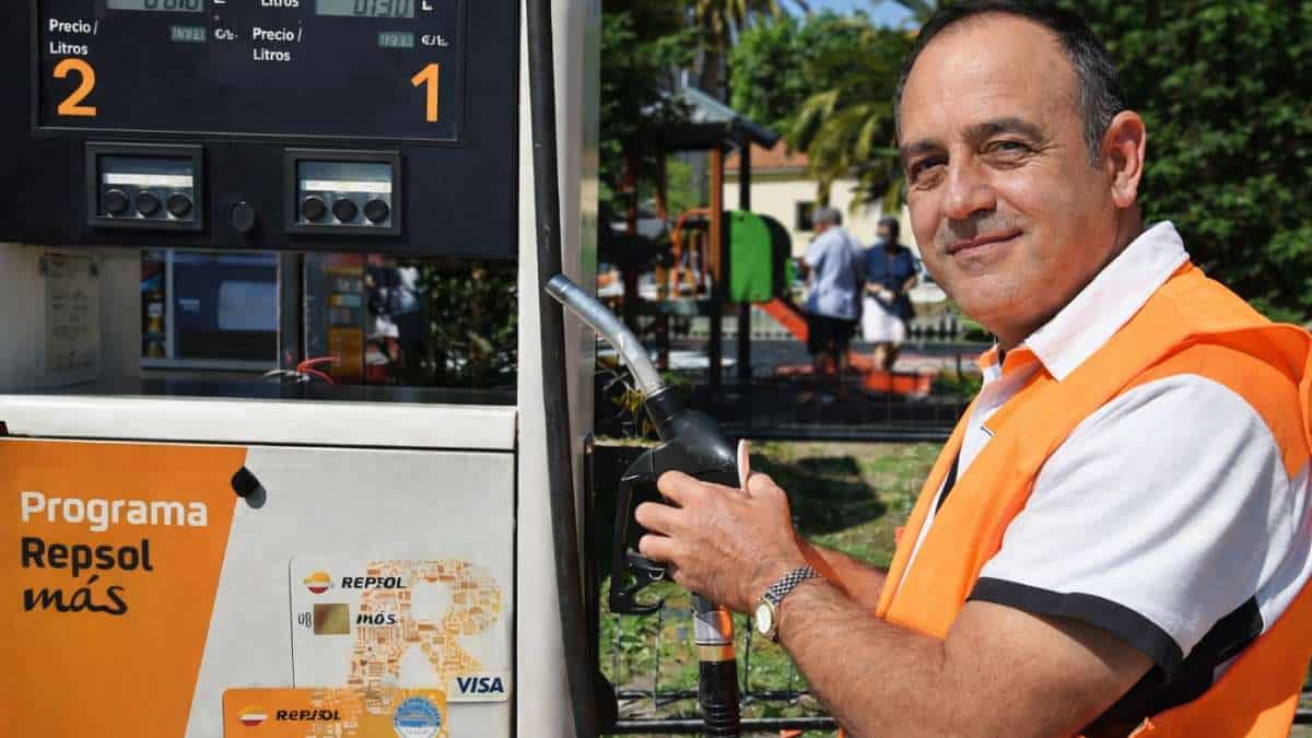 Paco empleado de gasolinera repostando ante la subida del precio de la gasolina
