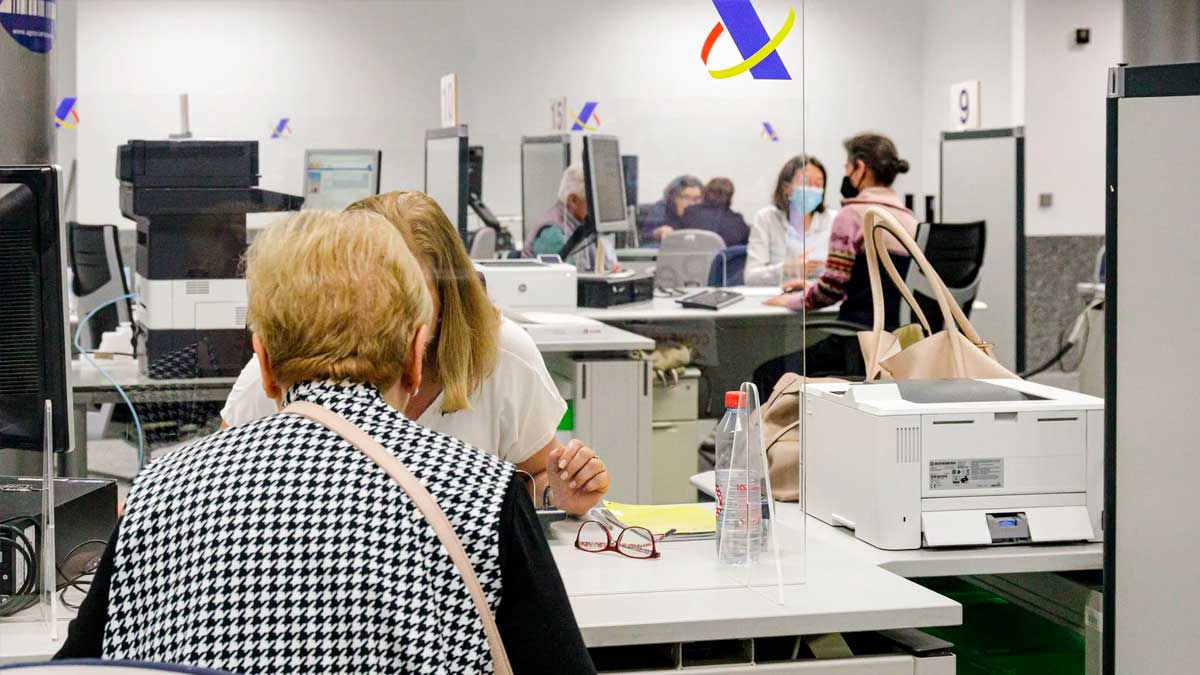 Atención a pensionista en oficina de la Agencia Tributaria durante la campaña de la Renta 2026