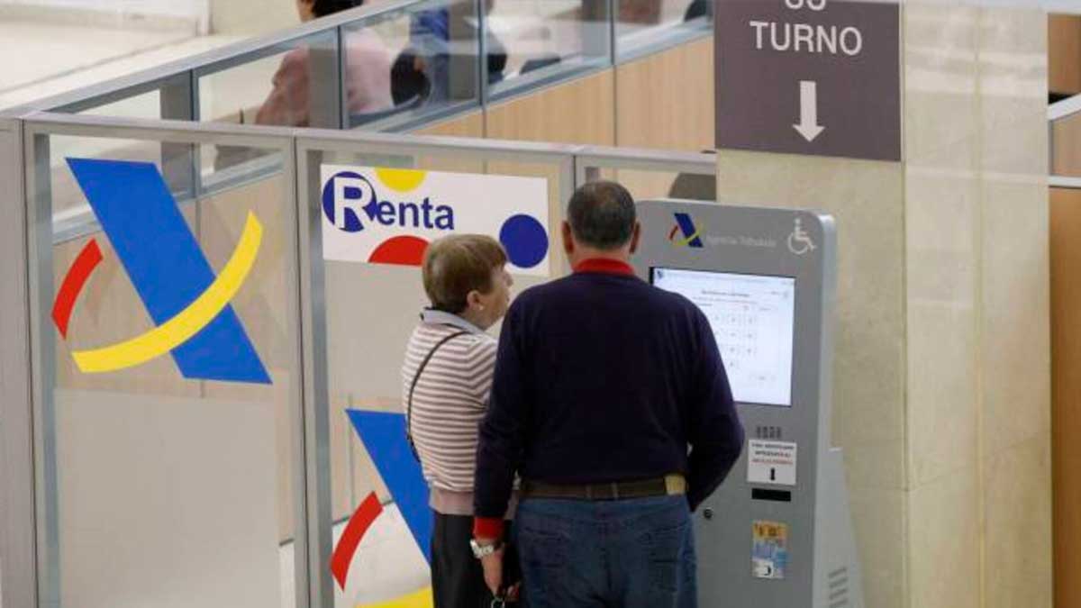Pensionistas en oficina de la Agencia Tributaria consultando la declaración de la Renta