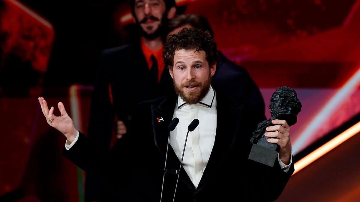 El actor Álvaro Cervantes recogiendo un premio Goya durante la gala y sosteniendo la estatuilla