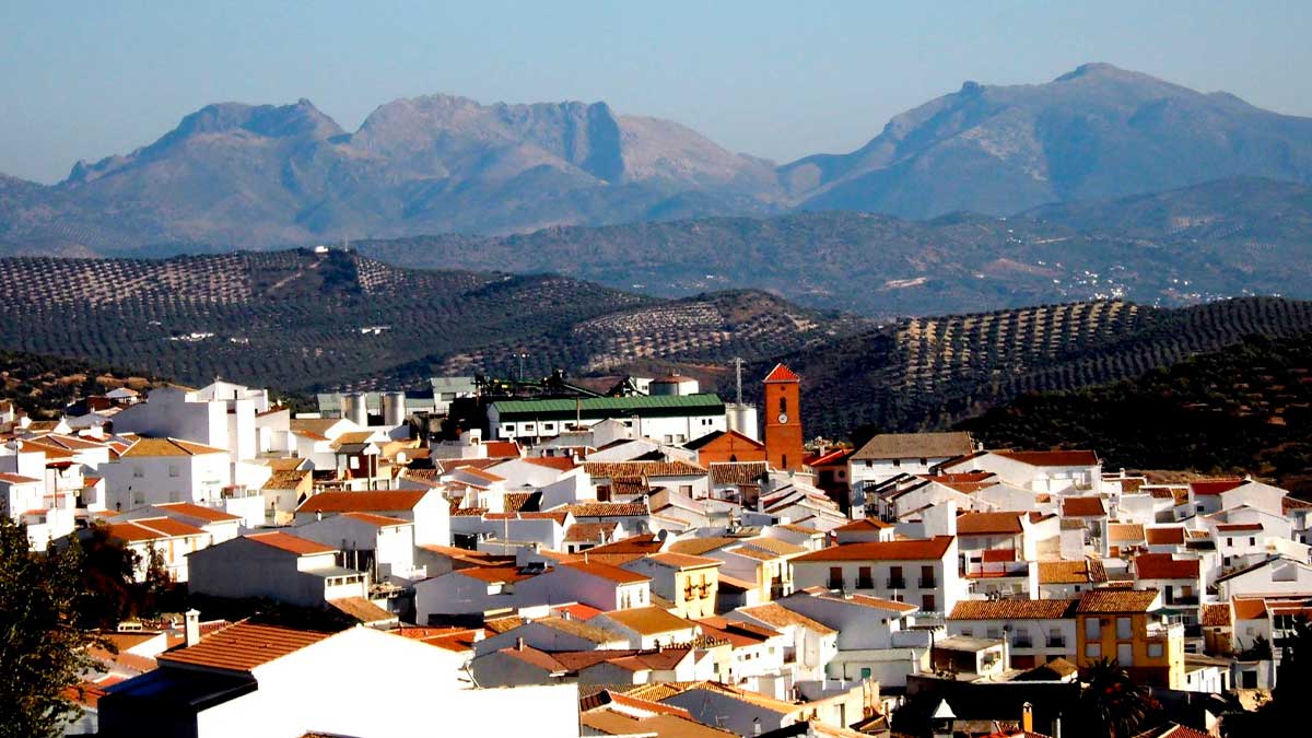 Vista panorámica de Villanueva de Algaidas con casas blancas y montañas al fondo en Málaga