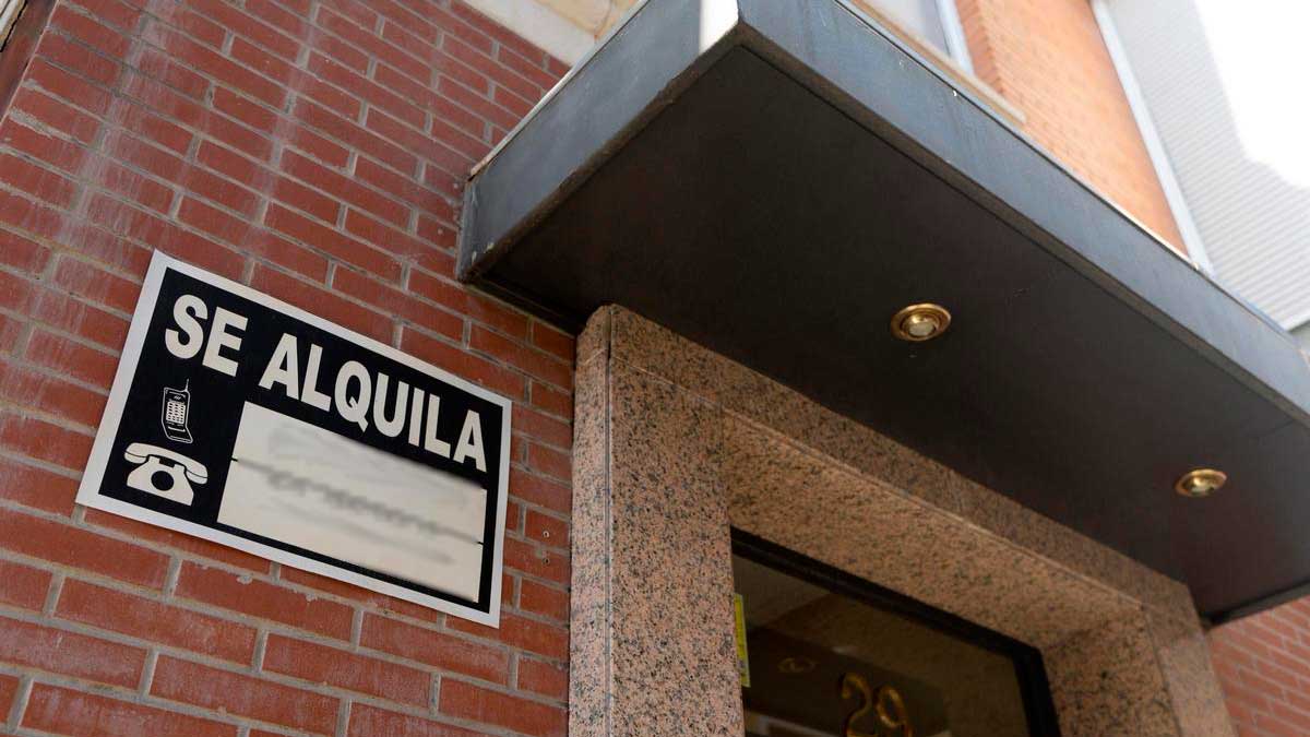 Cartel de se alquila en edificio con la nueva normativa de alquiler en España