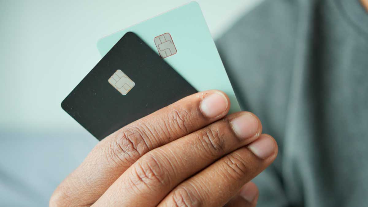 Tarjetas bancarias en la mano tras robo o pérdida para reclamar fraude