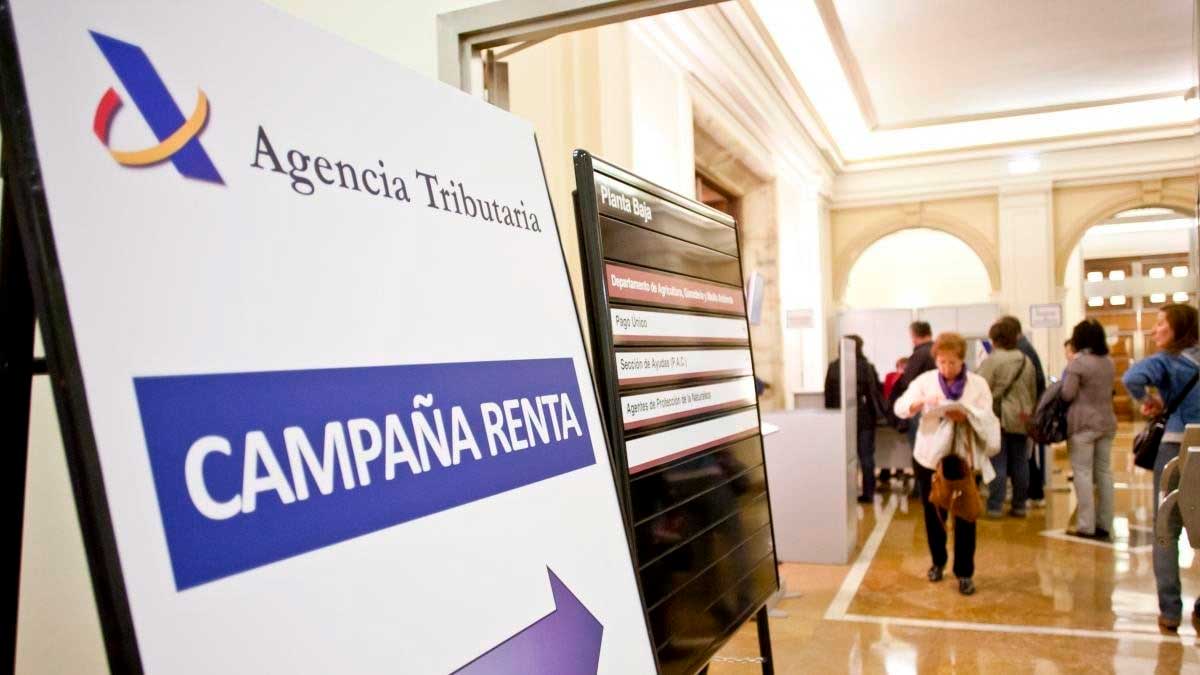 Agencia Tributaria durante la campaña de la Renta con contribuyentes en una oficina para presentar la Declaración de la Renta