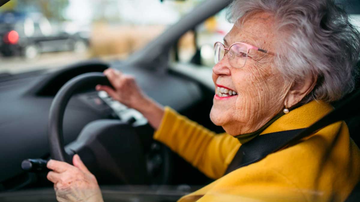 Conductora mayor conduciendo coche renovación carnet 65 anos DGT
