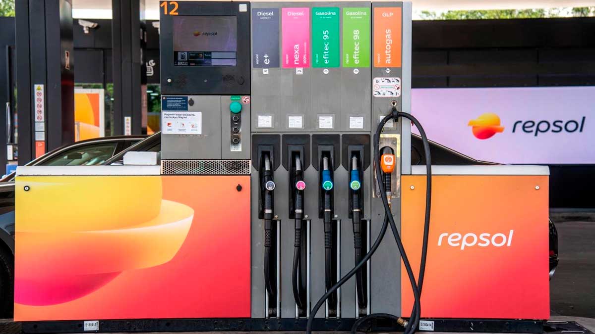 Surtidores de gasolina en estación de servicio Repsol con descuentos en combustible