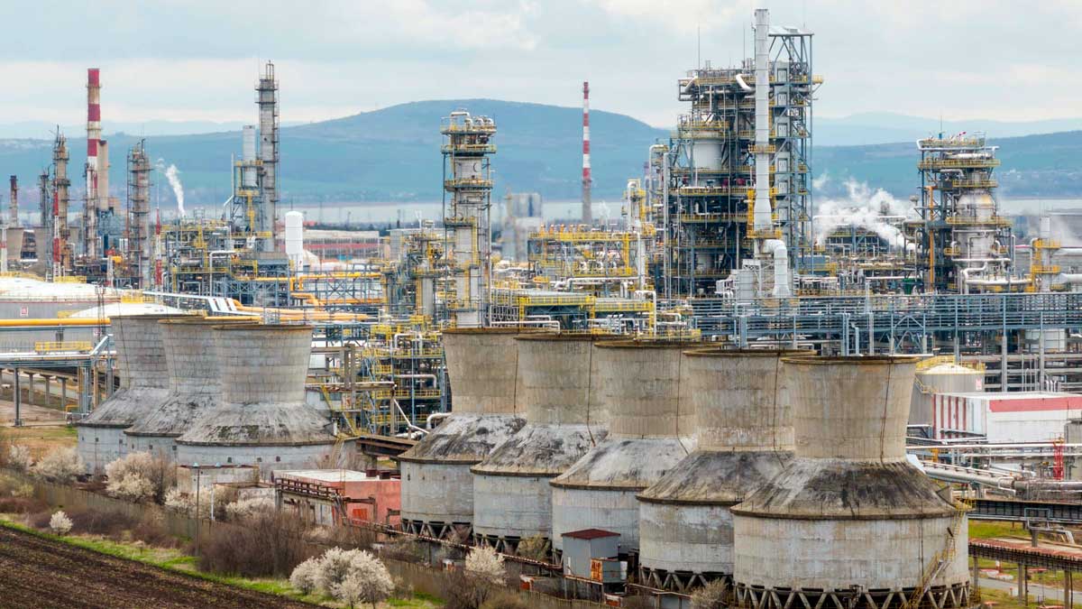 Refinería de petróleo donde un proyecto andaluz recupera hasta el 85% del hierro de residuos industriales