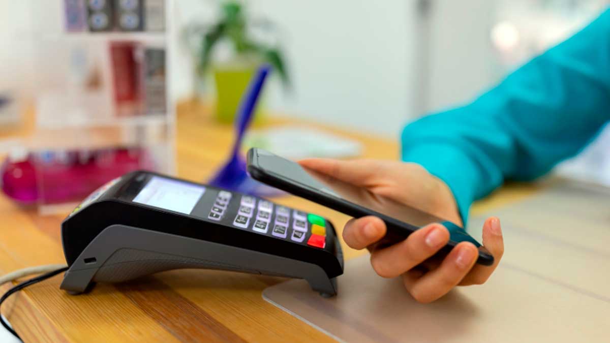 Pago con móvil en terminal contactless mostrando riesgo de seguridad bancaria