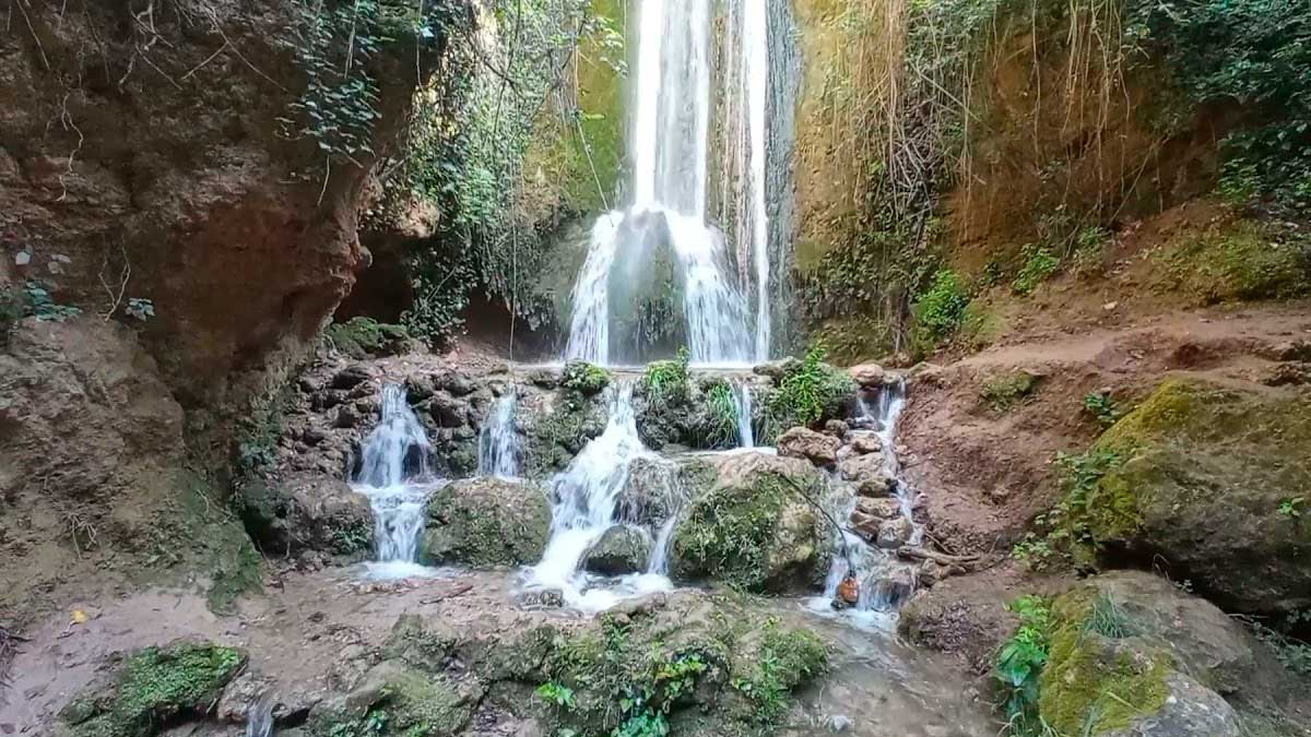 Cascadas del sendero de Las Chorreras en Valdepeñas de Jaén, ruta de senderismo en Andalucía