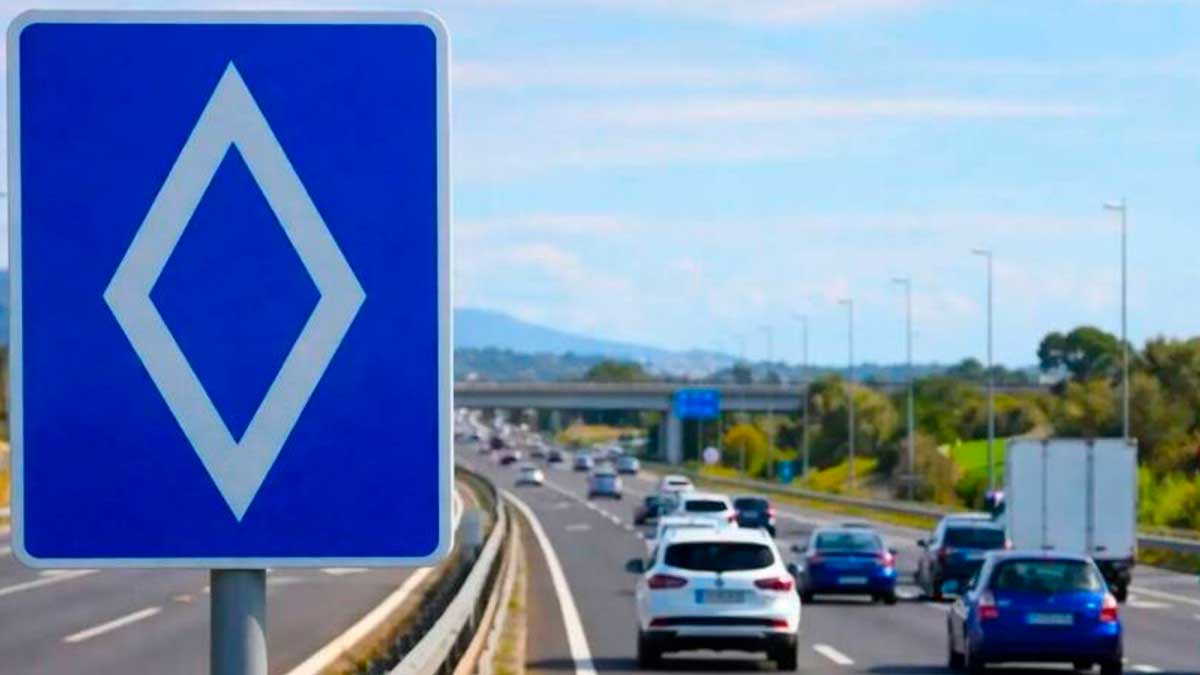 Señal de la DGT con rombo blanco en carril VAO en autopista española