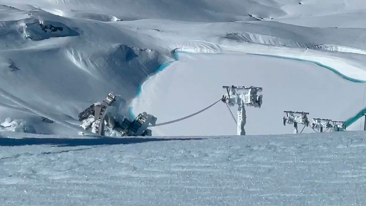 Remontes de Sierra Nevada cubiertos por la nieve tras el fallo eléctrico que obligó a cerrar la estación