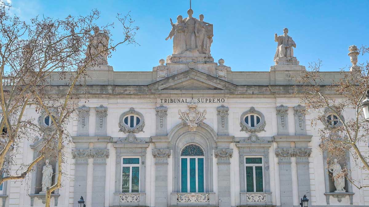 Fachada del Tribunal Supremo en Madrid sobre sentencia de baja médica para renovar permiso de residencia y trabajo