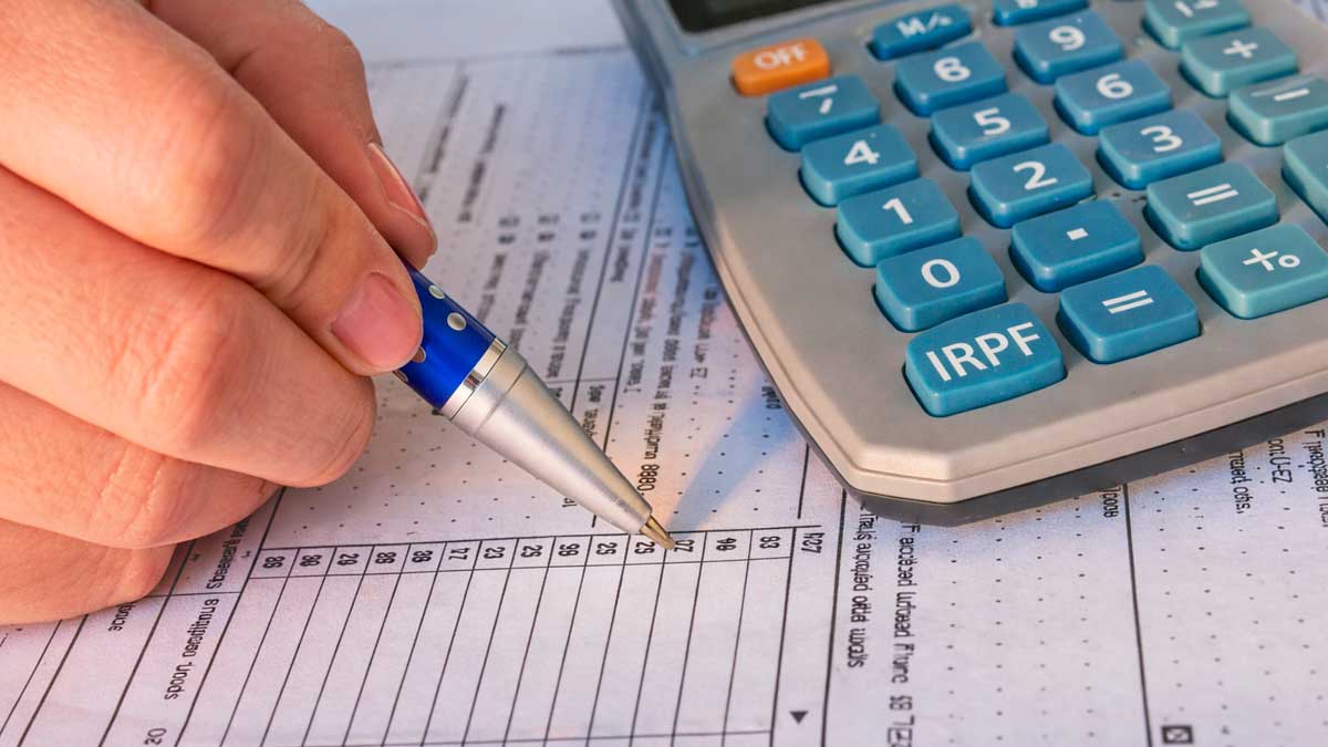 Calculadora y formulario de impuestos IRPF utilizados para calcular los tramos de la renta en la campaña de la renta 2026 en España