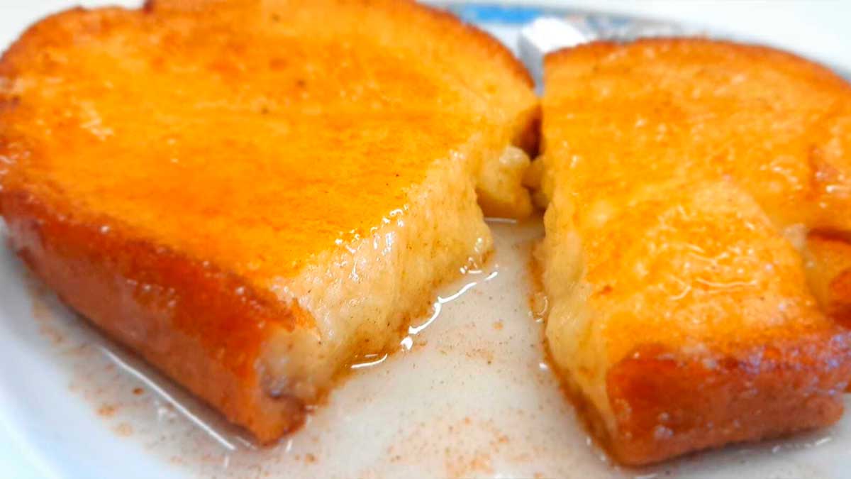 Torrija casera jugosa con leche y canela en primer plano, típica de Semana Santa