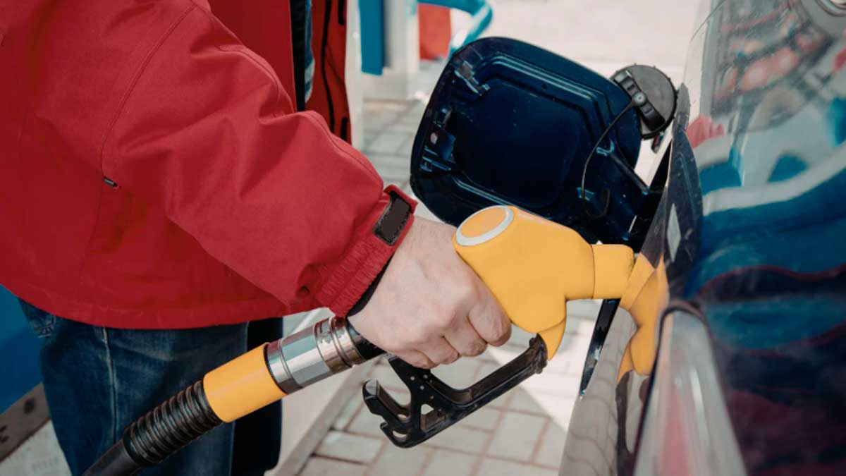 Conductor repostando gasolina en una estación de servicio para ahorrar dinero con el radar de la OCU