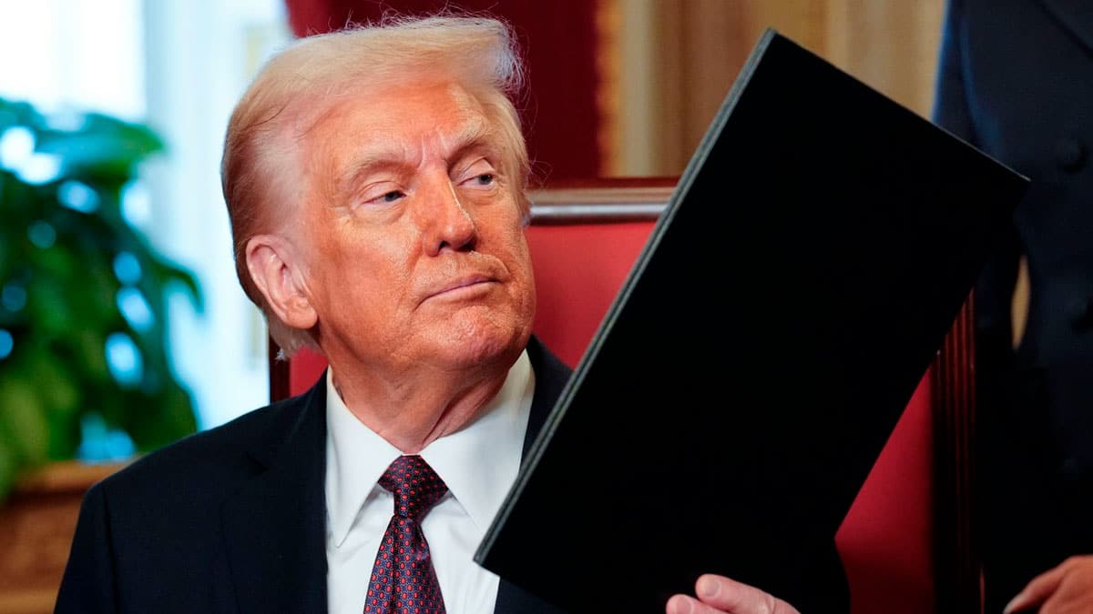 Donald Trump revisa un documento en la Casa Blanca en medio de la polémica por los aranceles que afectan al aceite de oliva de Andalucía