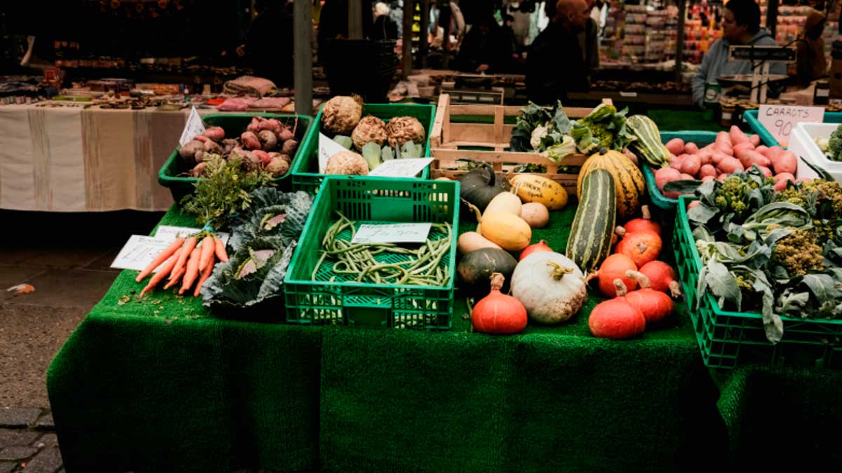 Puesto de mercado con frutas y verduras frescas en España tras la bajada de precios por acuerdo UE Mercosur
