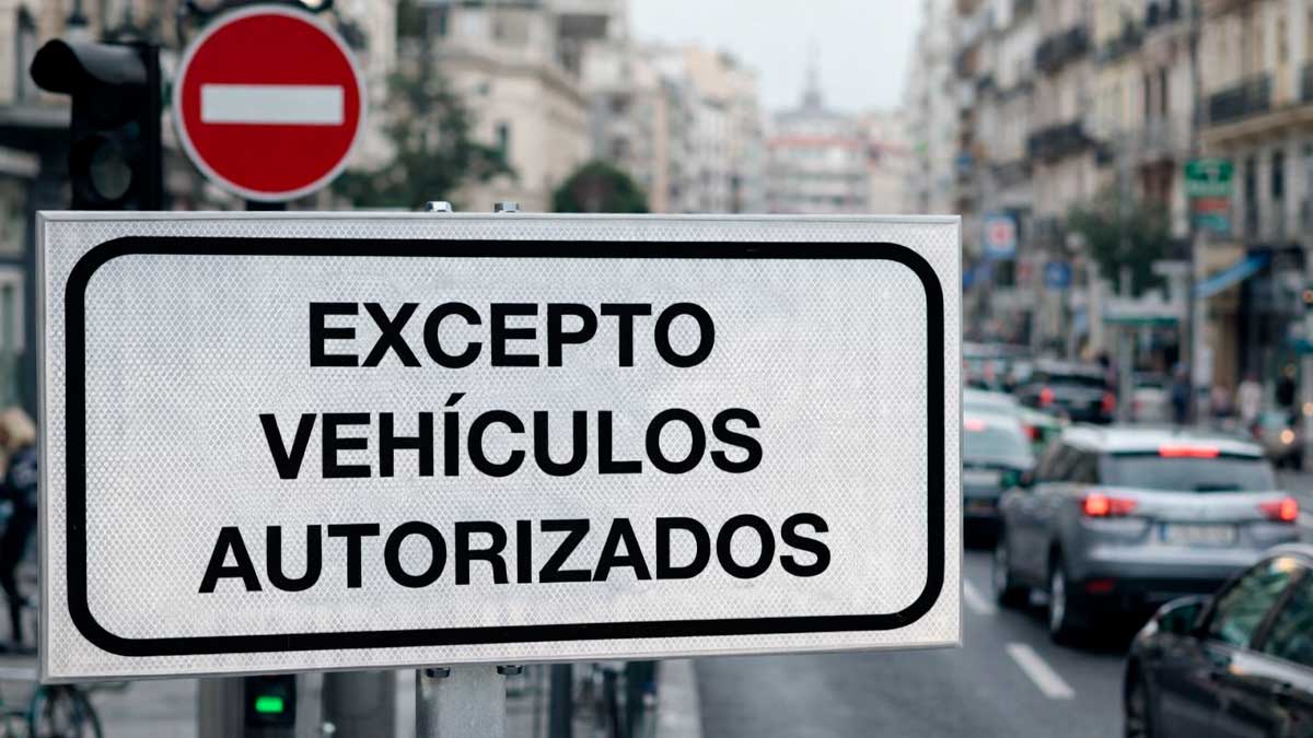Señal de excepto vehículos autorizados en una ciudad con restricciones de la V-25 de la DGT