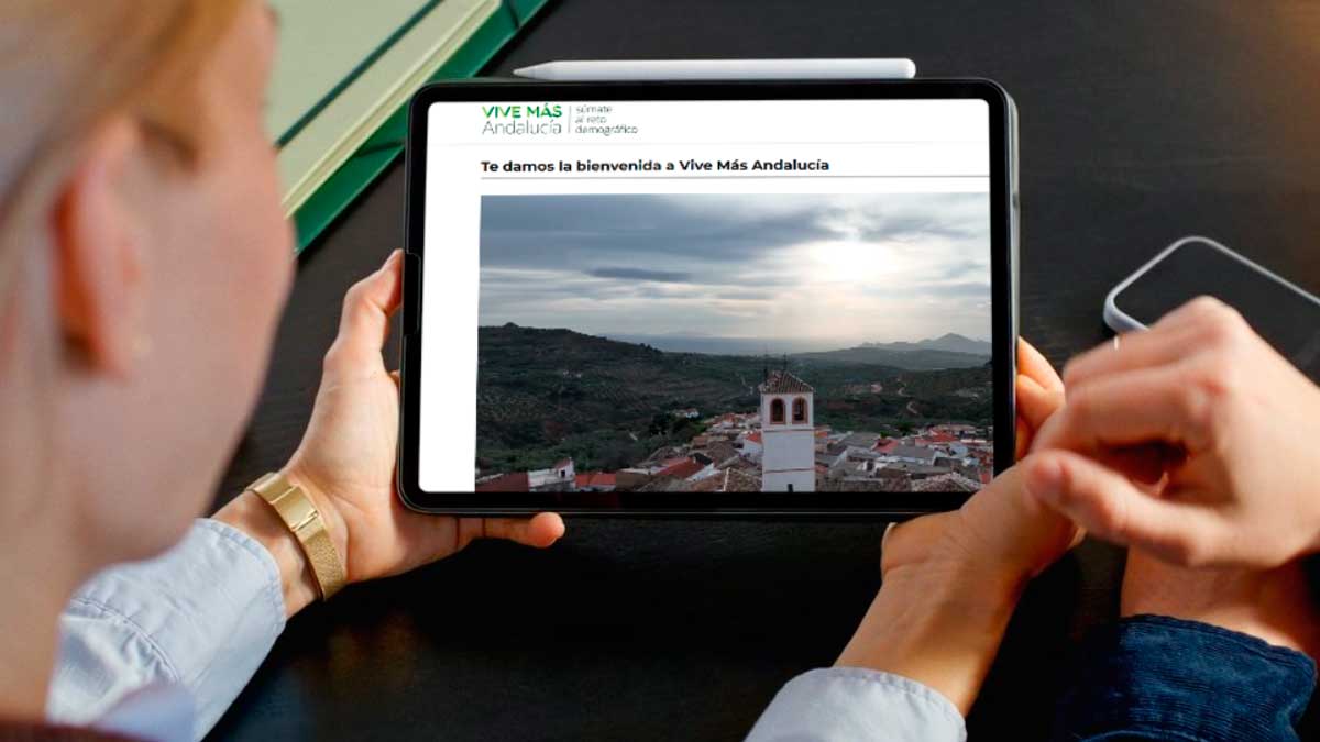 Persona consultando la web Vive Más Andalucía en una tablet para encontrar vivienda y empleo en pueblos rurales
