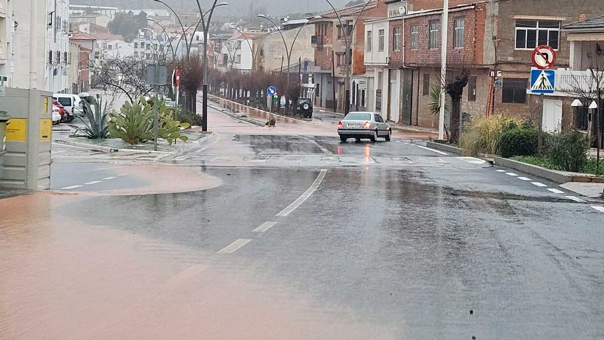 Calle inundada por lluvias intensas durante aviso amarillo por tormentas en Andalucía