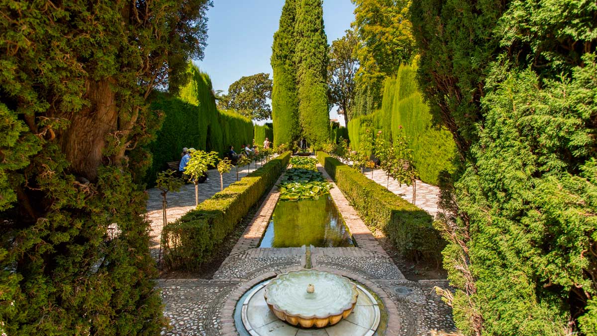 Jardines del Generalife en la Alhambra con fuente central y vegetación en Granada